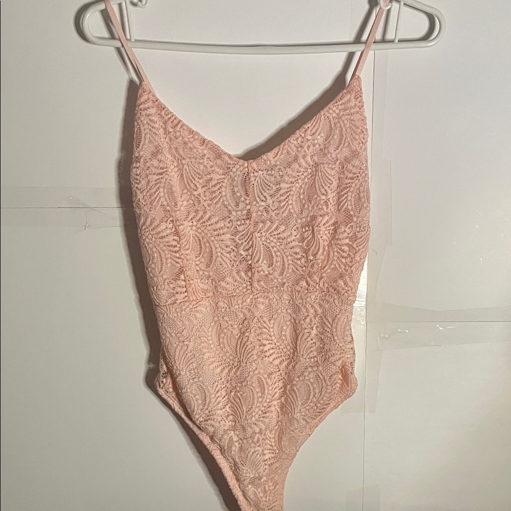 😄NWT peachy lacy bodysuit thong medium